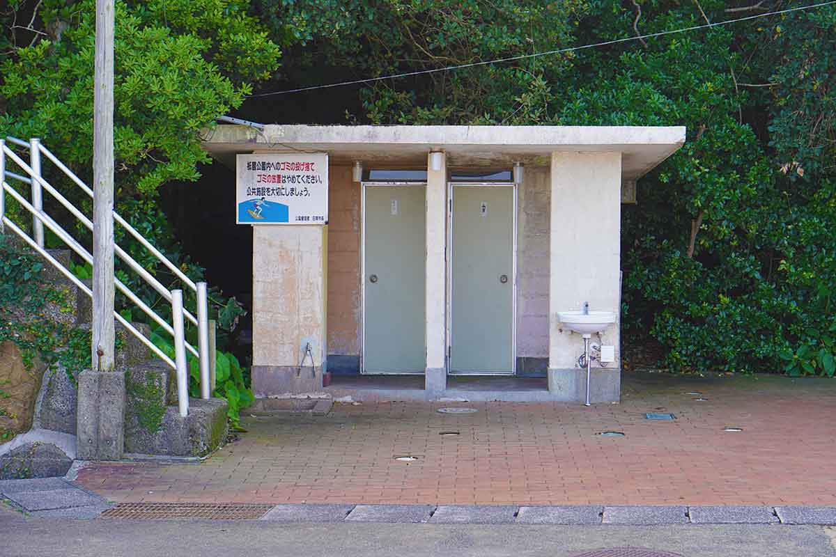 祇園神社駐車場内にあるトイレ